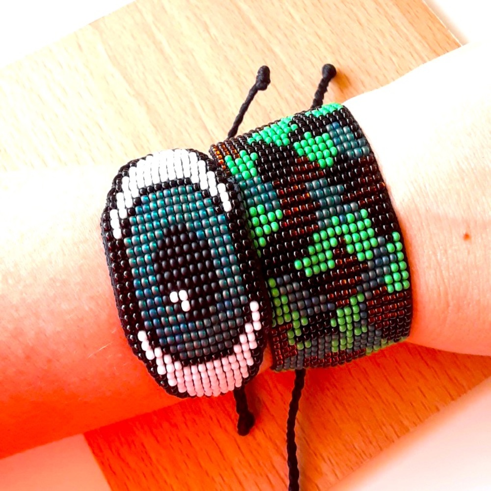 Adjustable camouflaged bracelet
